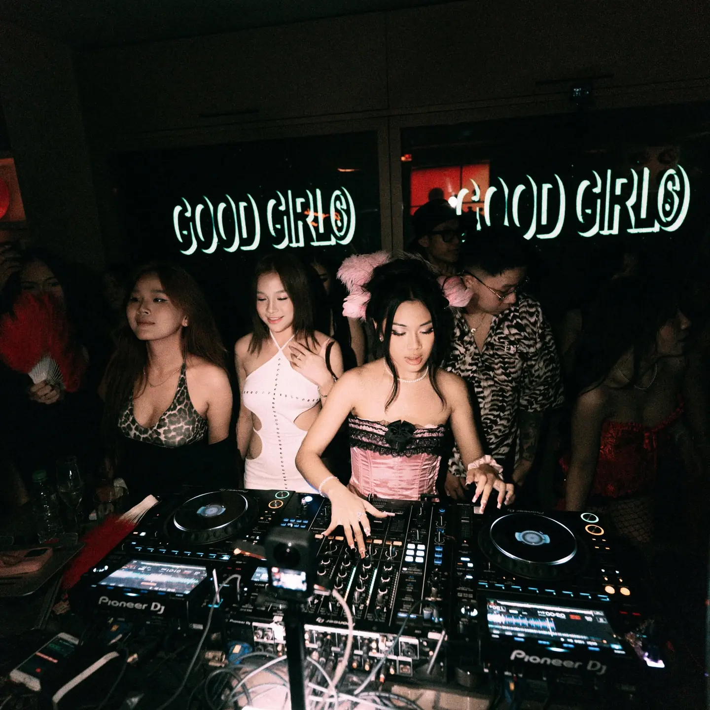 DJ nữ biểu diễn tại Neighborhood SGN